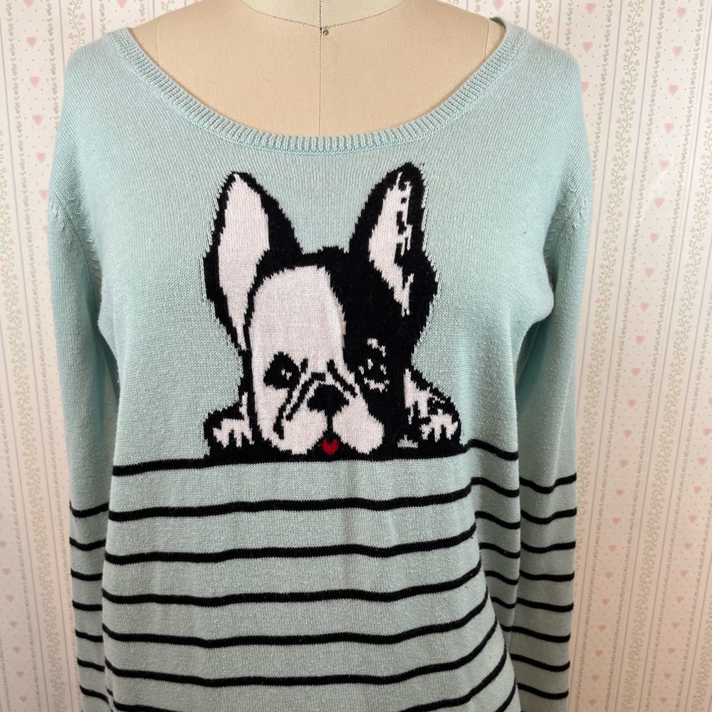 Sweater. Scoop neck. Dog.